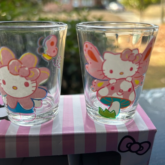 Hello Kitty Summer Shot Glass Set - Set of Four 1.5oz Glasses - Picture 3 of 10